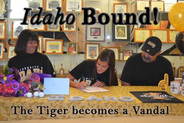 Dani Kinder (center) signs letter-of-intent to play golf at the University of Idaho. Her parents, Rosie Madrigal and Ed Kinder, look on.